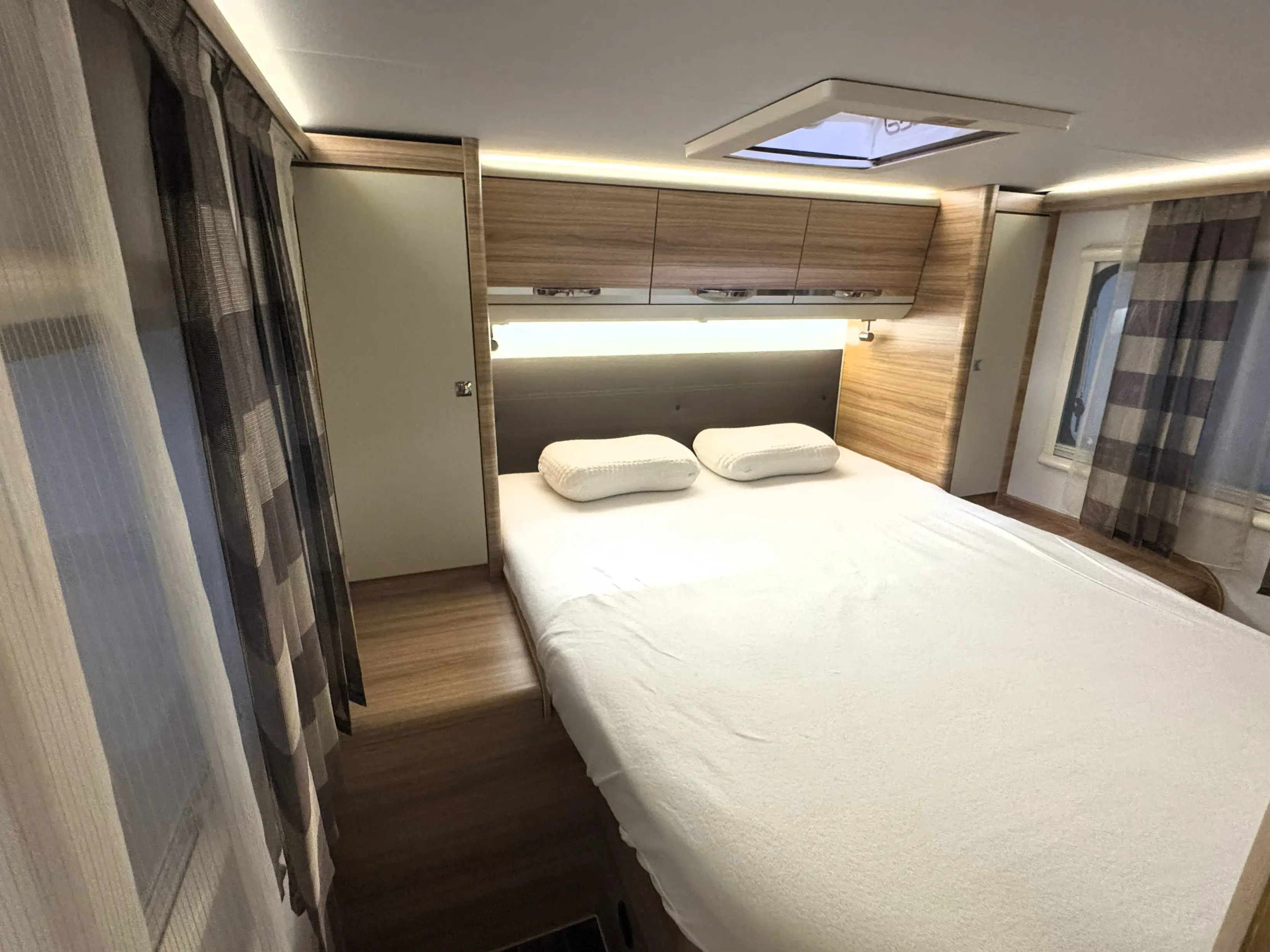Adria Matrix 670 queensbed achterin