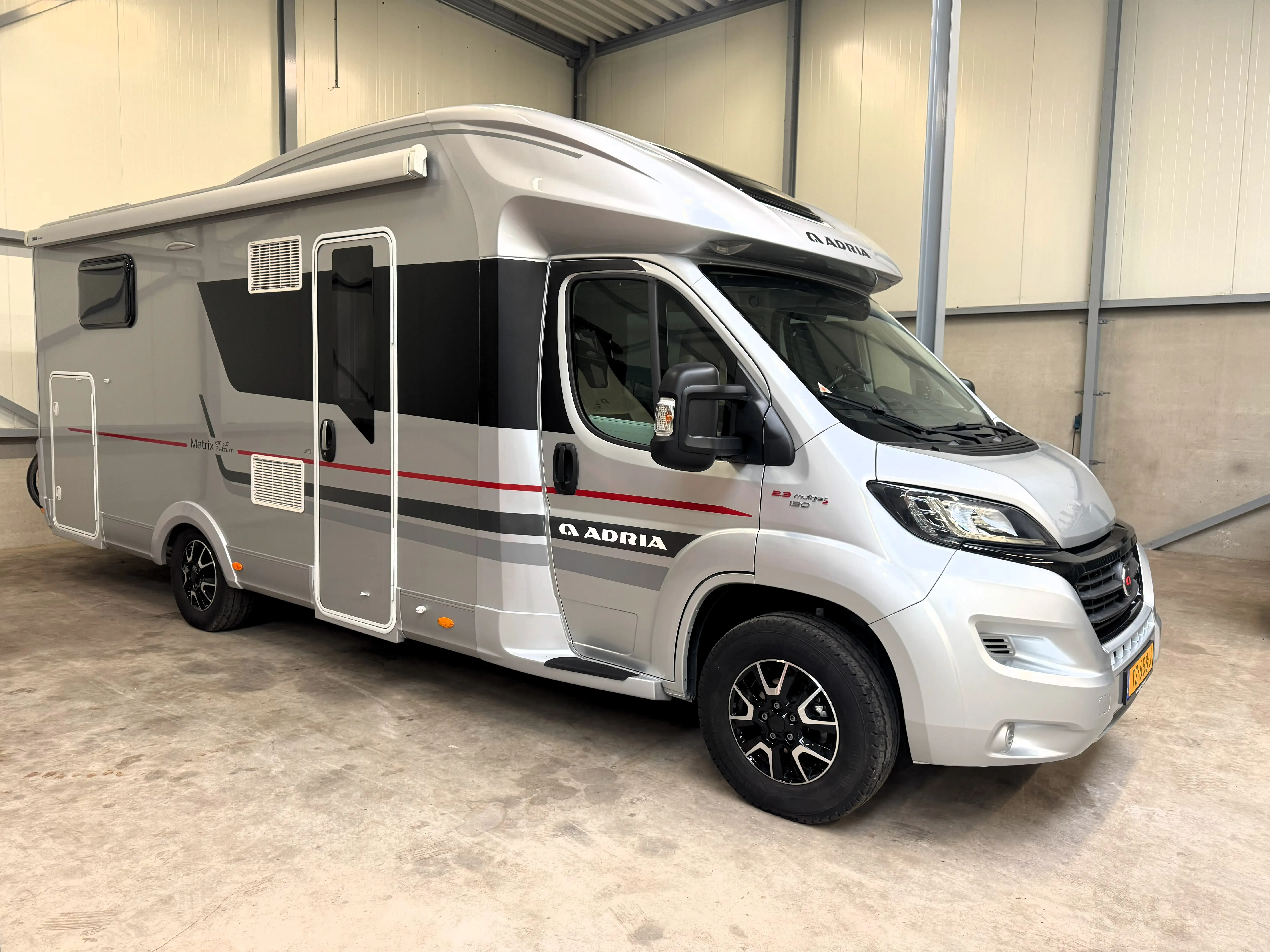 Adria Matrix 670 met uitgeklapte luifel