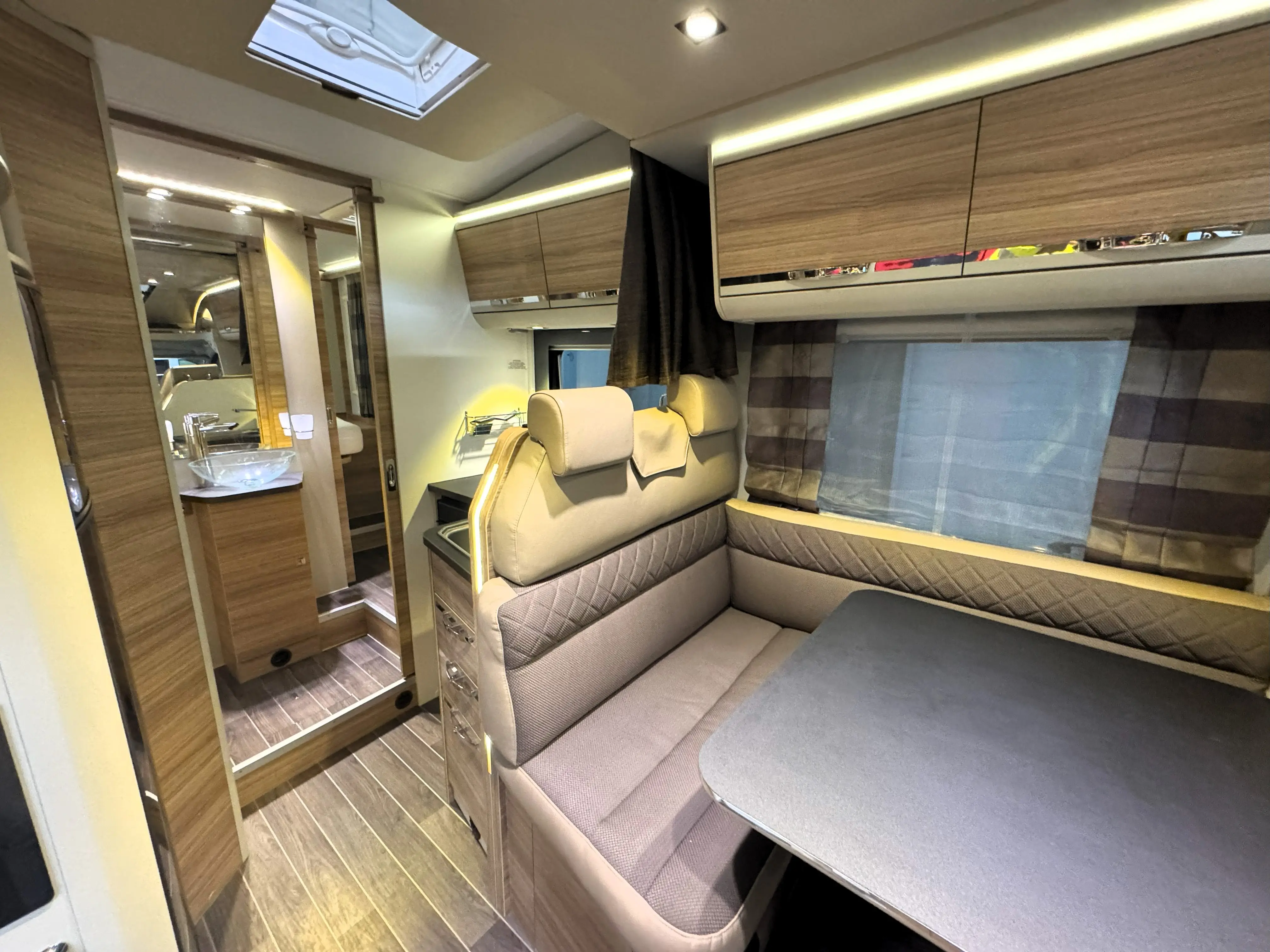 Adria Matrix 670 woonruimte met zithoek