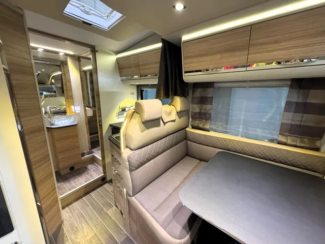 Adria Matrix 670 woonruimte met zithoek