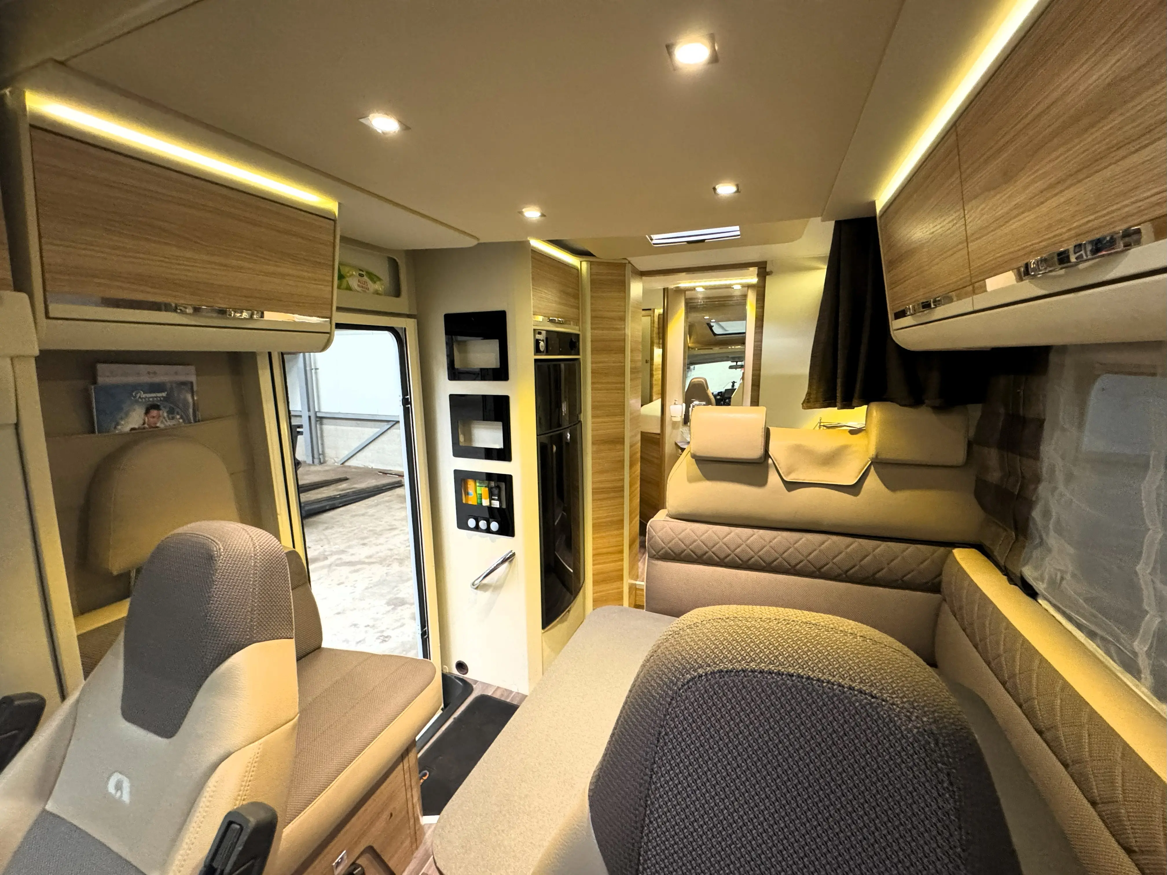 Adria Matrix 670 interieur vanaf de cabine