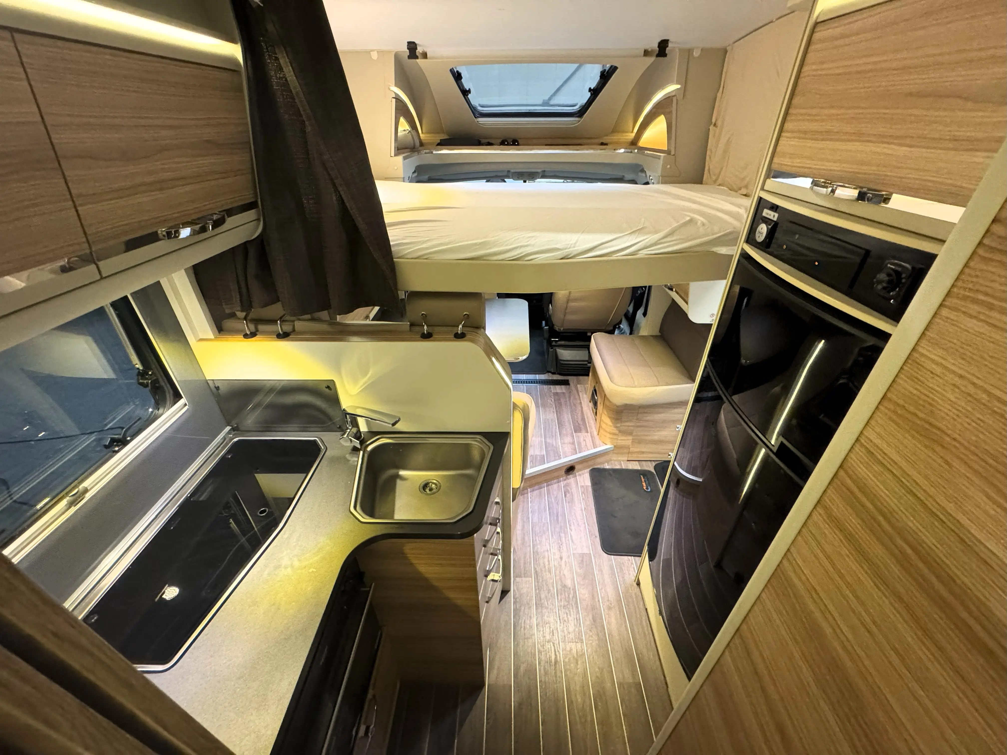 Adria Matrix 670 keuken met gasfornuis en airfryer