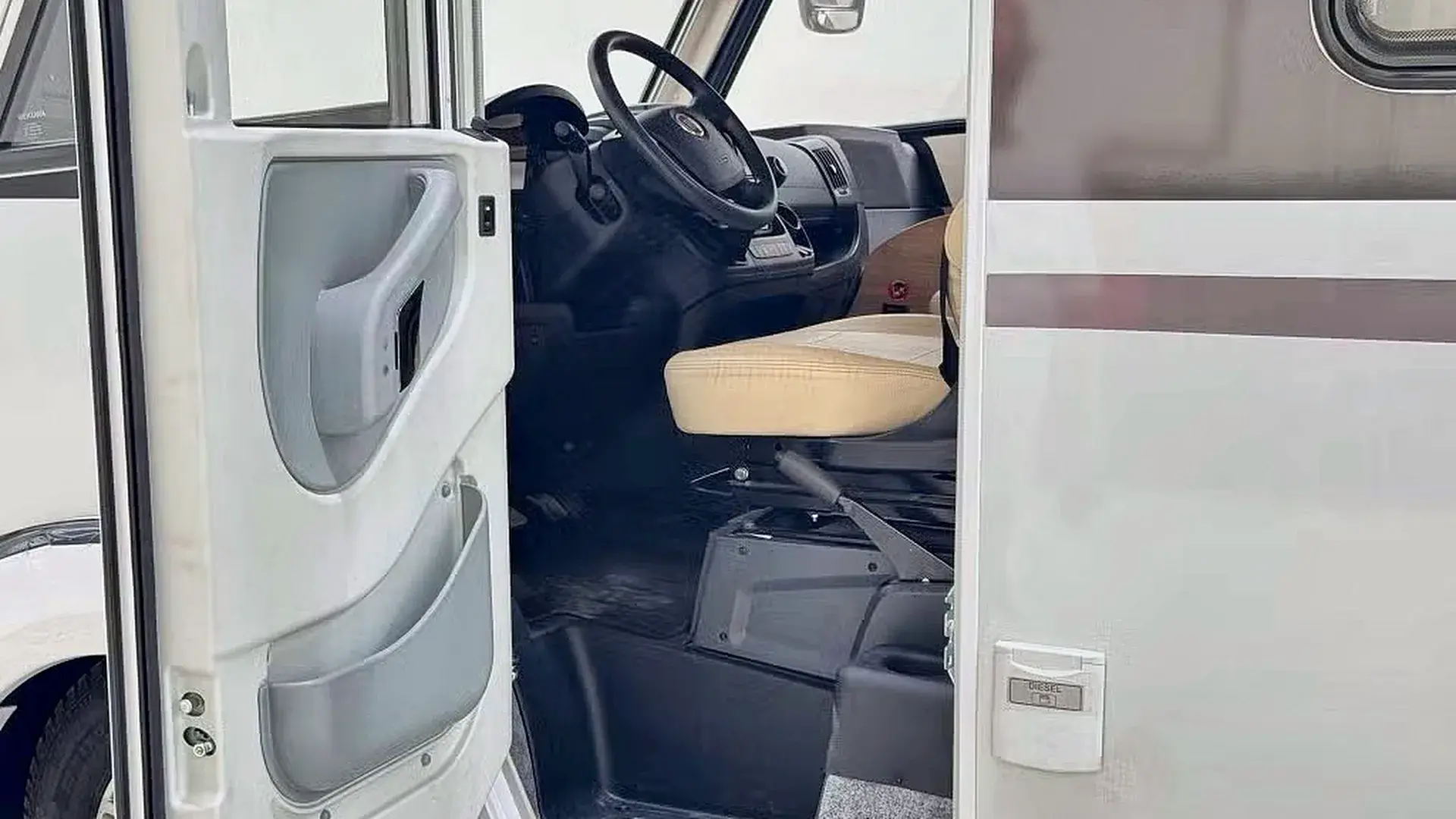 Bürstner Aviano i 700 cabine en instap