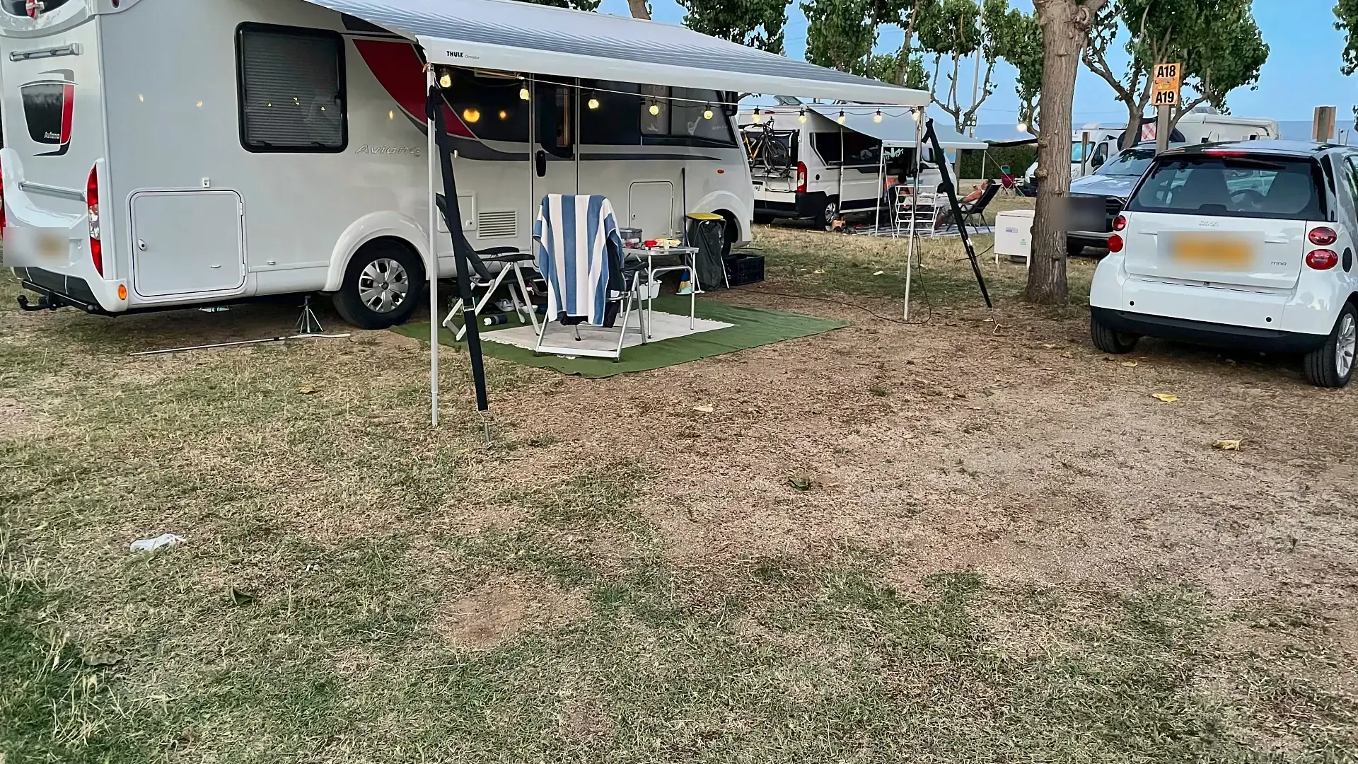 Bürstner Aviano i 700 op een camping in de avond