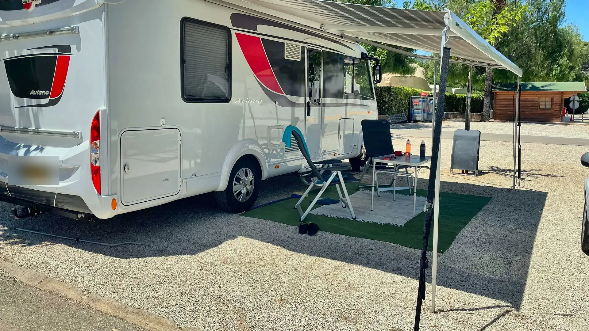 Bürstner Aviano i 700 op een standplaats met voortentmat