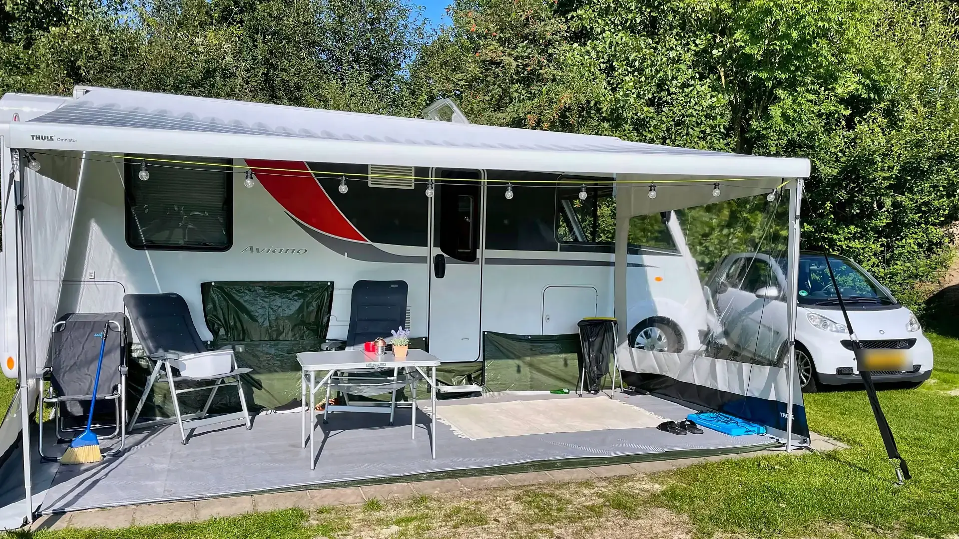 Bürstner Aviano i 700 met luifel en buitenterras in de zon