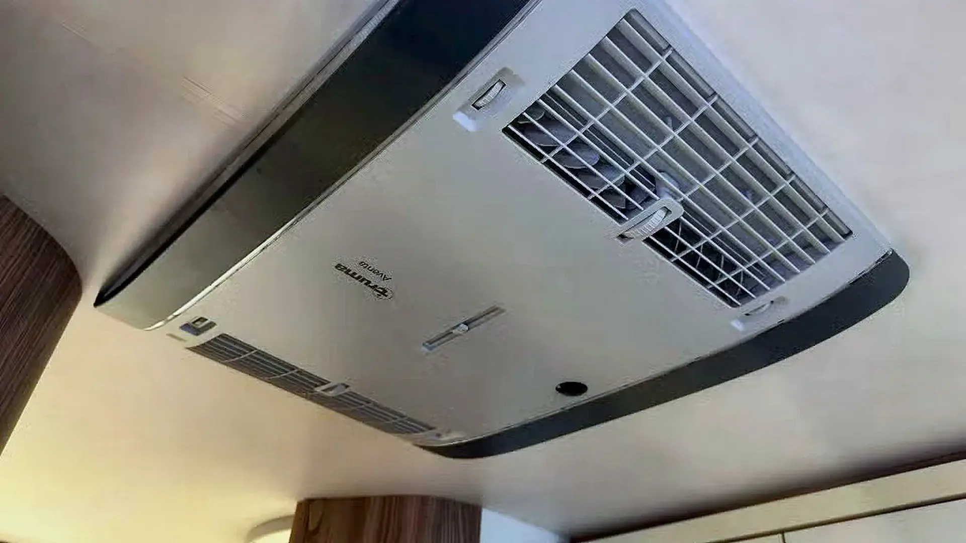 Bürstner Aviano i 700 dakairconditioning binnenzijde