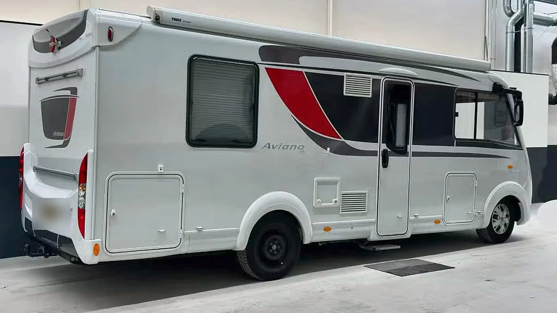 Bürstner Aviano i 700 achterzijde schuin van opzij