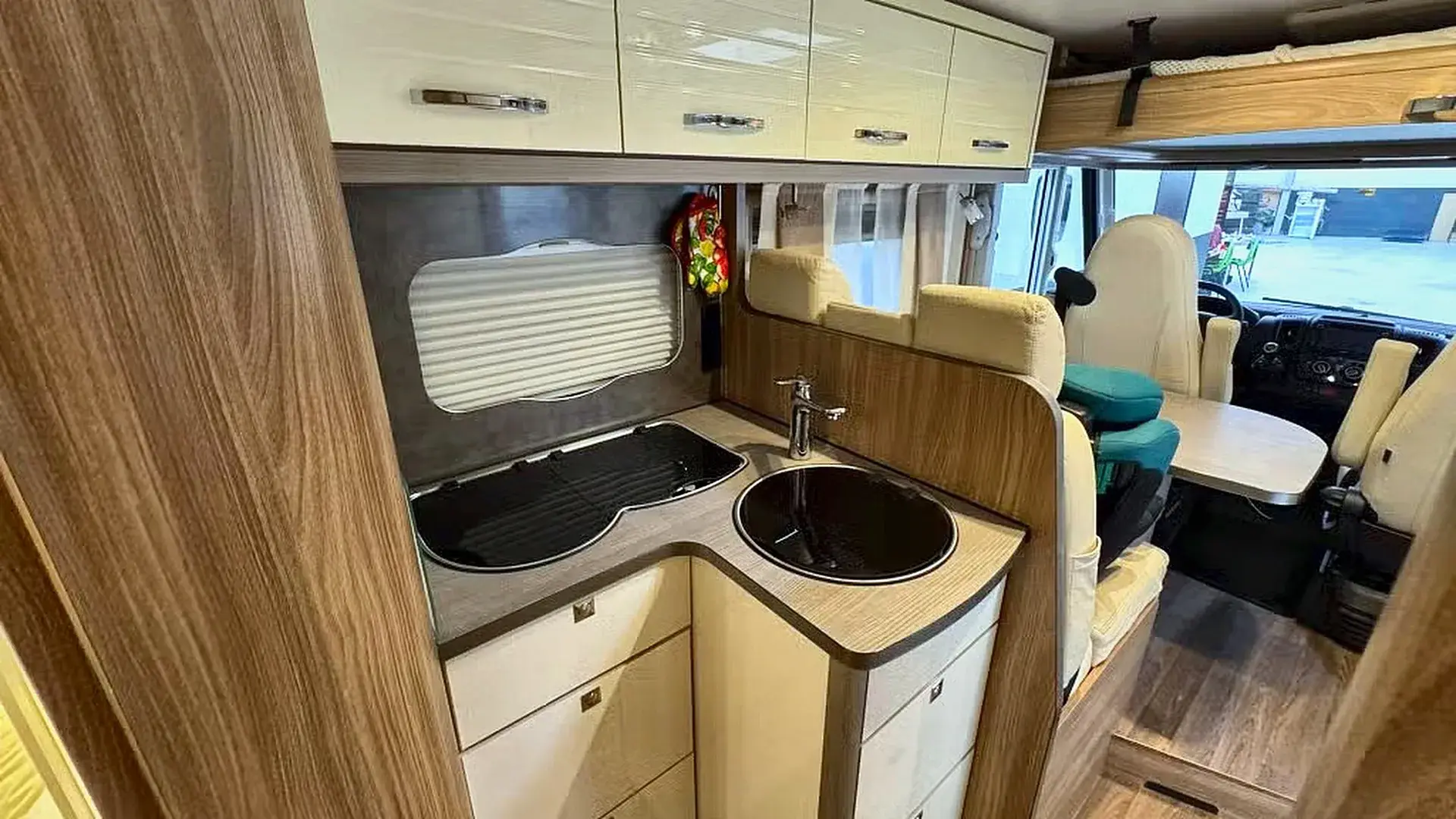 Bürstner Aviano i 700 interieur met zicht naar de cabine