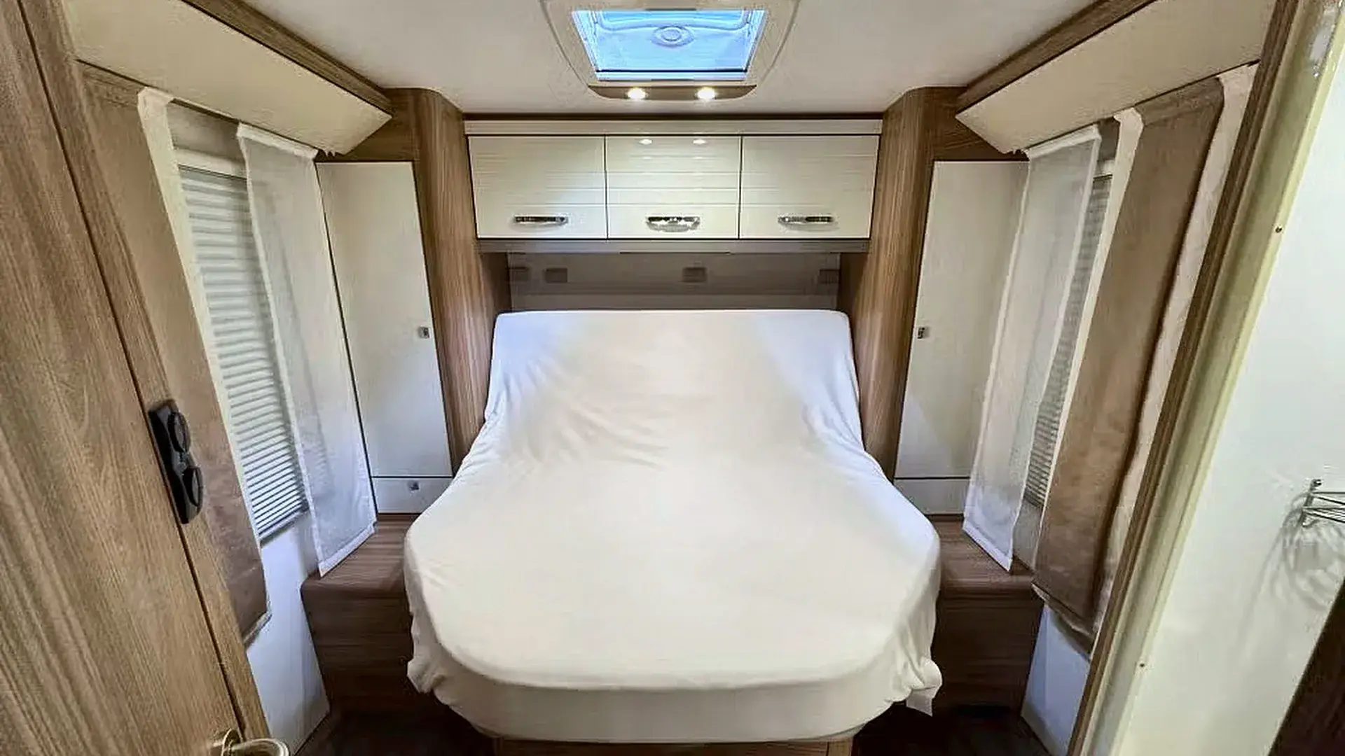 Bürstner Aviano i 700 queensbed achterin, opgemaakt