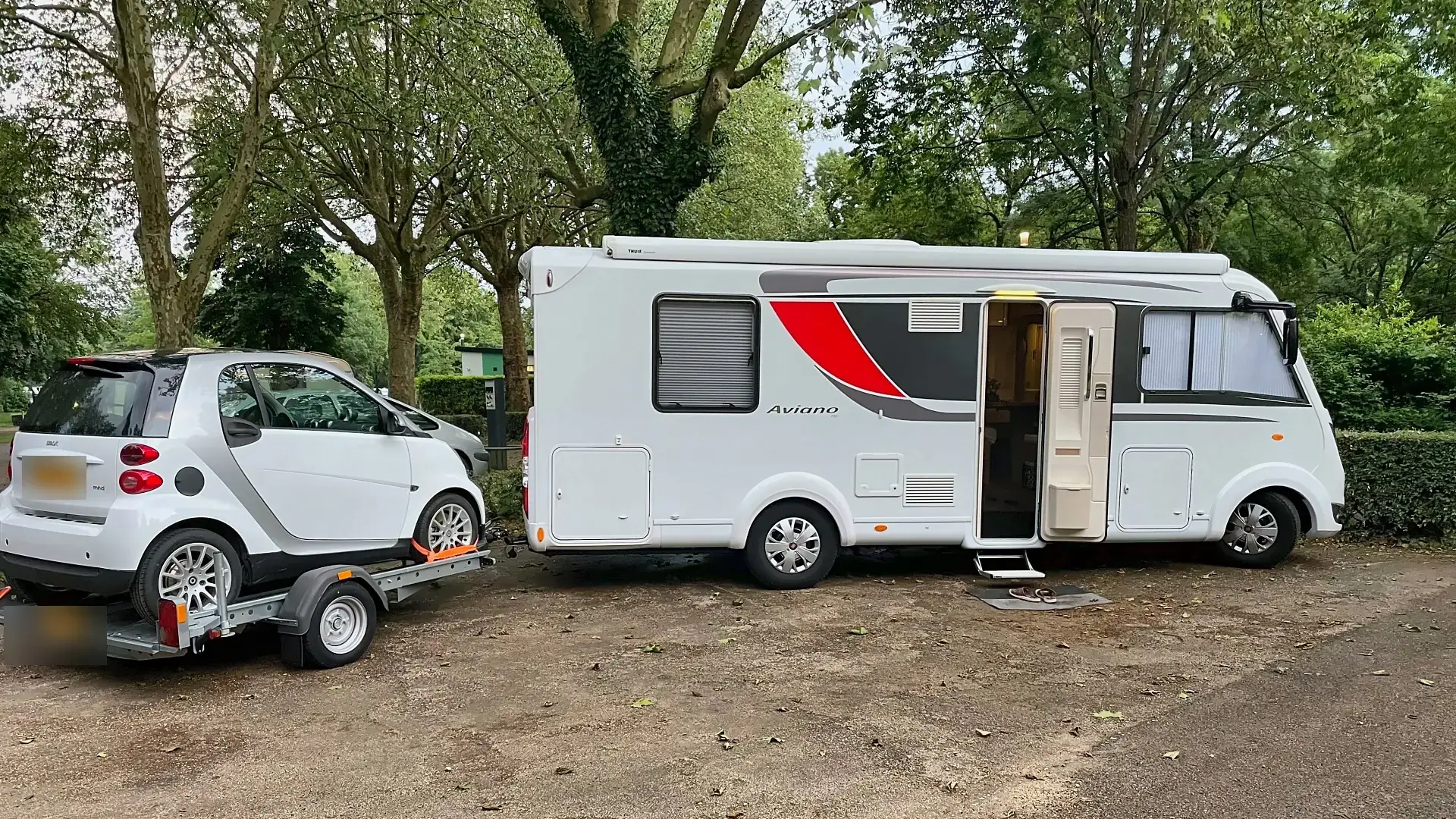 Bürstner Aviano i 700 onderweg met een aanhanger achter de trekhaak