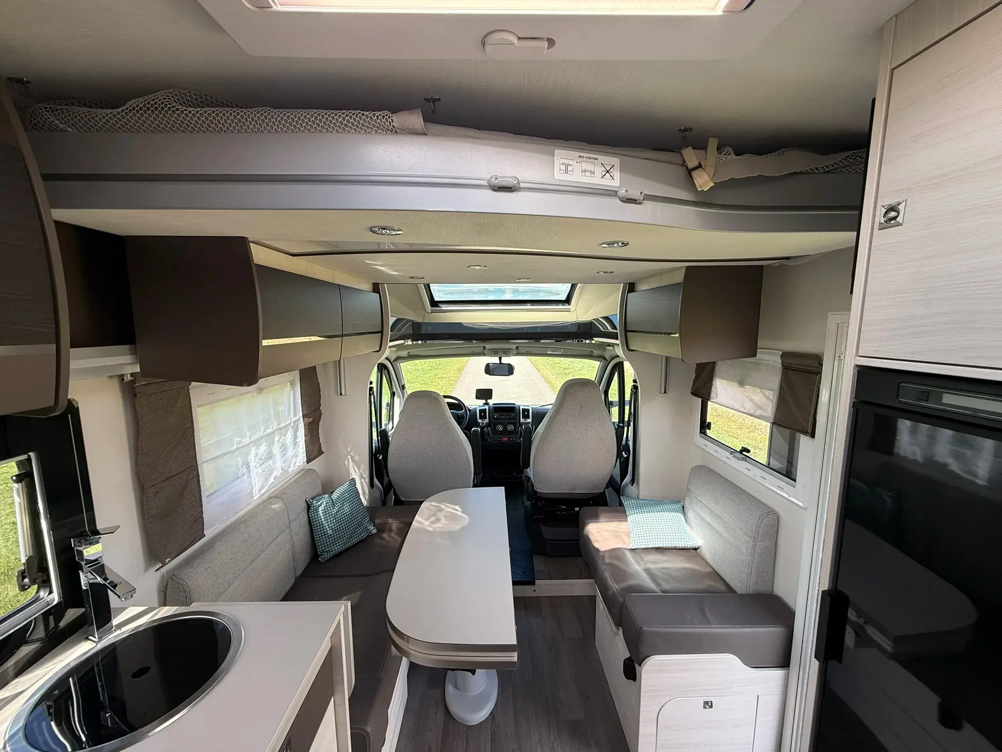 Chausson Welcome 747 interieur met zithoek