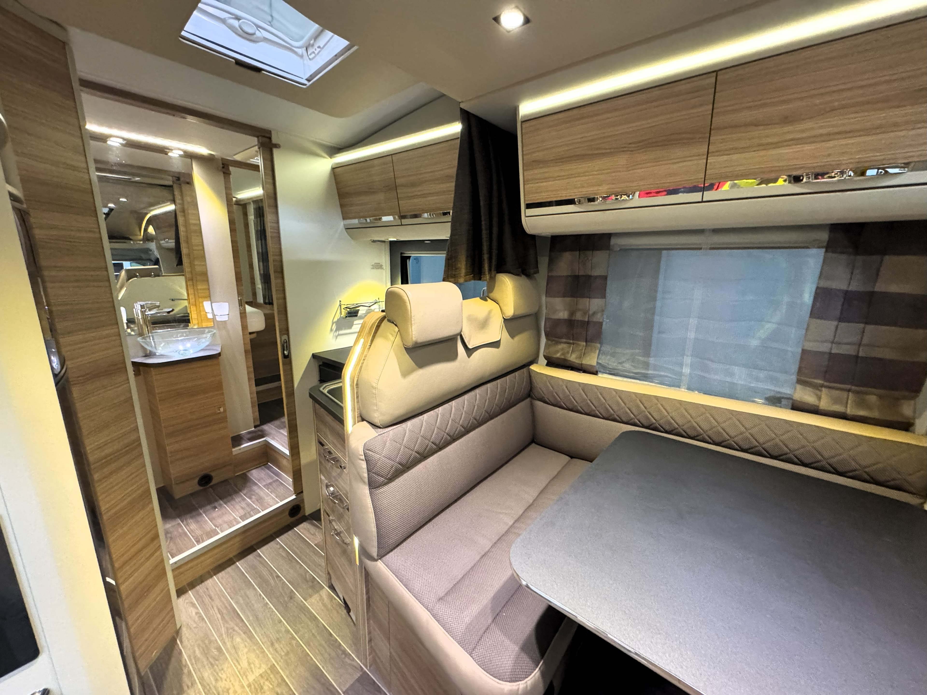 Adria Matrix 670 SBC Platinum interieur foto 1
