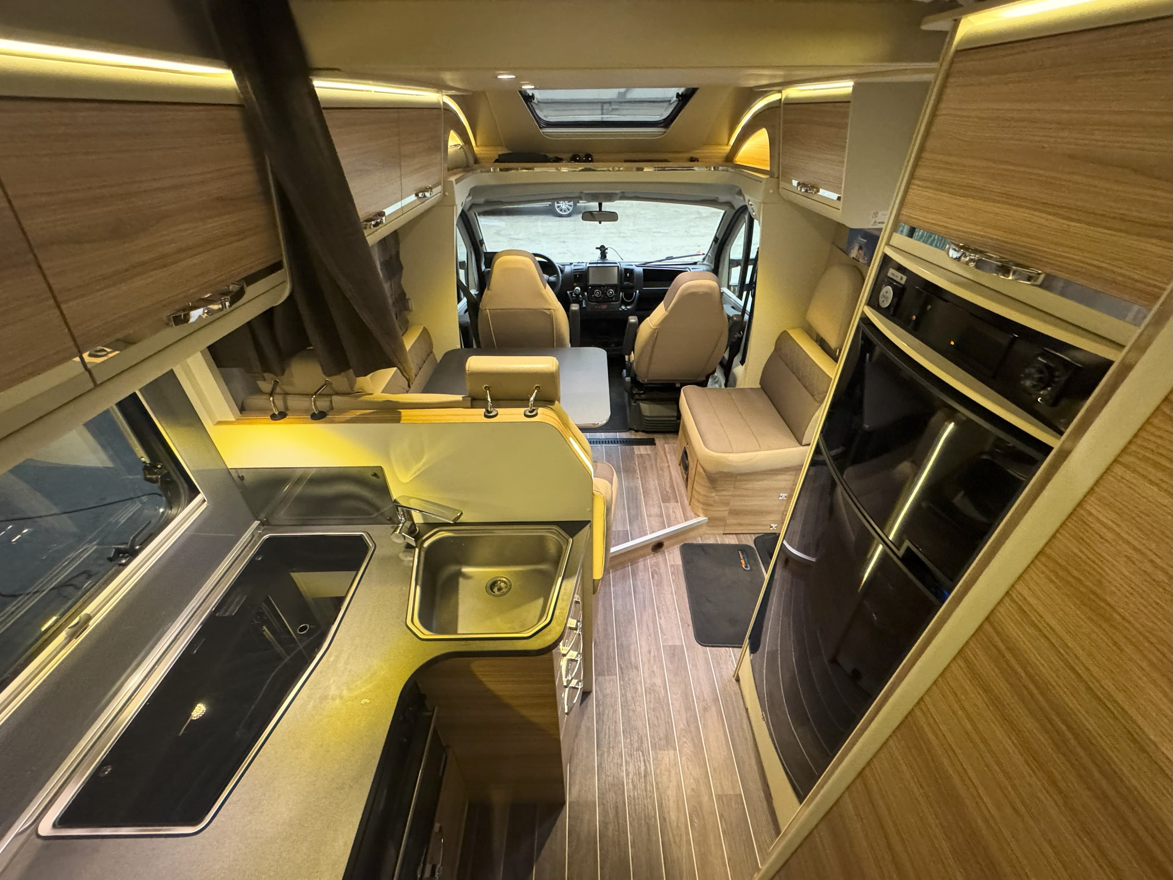 Adria Matrix 670 SBC Platinum interieur foto 3